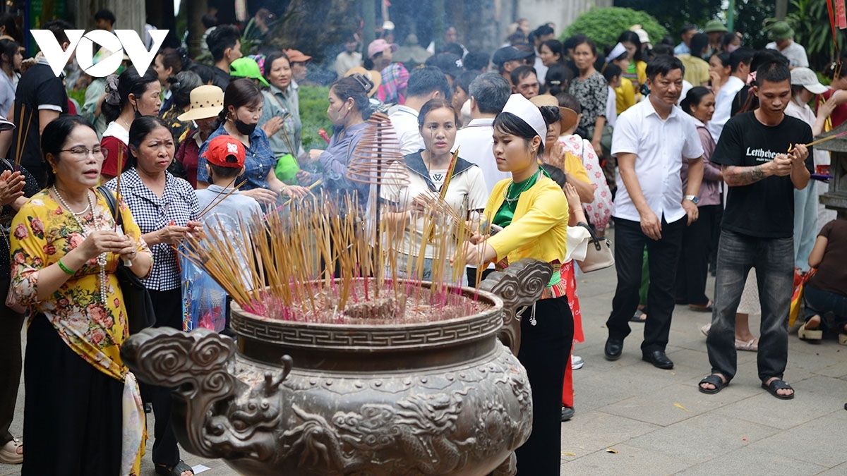 Amid drifting incense smoke, pilgrims solemnly offer tributes, expressing gratitude to the Hung Kings for laying the foundations of the nation