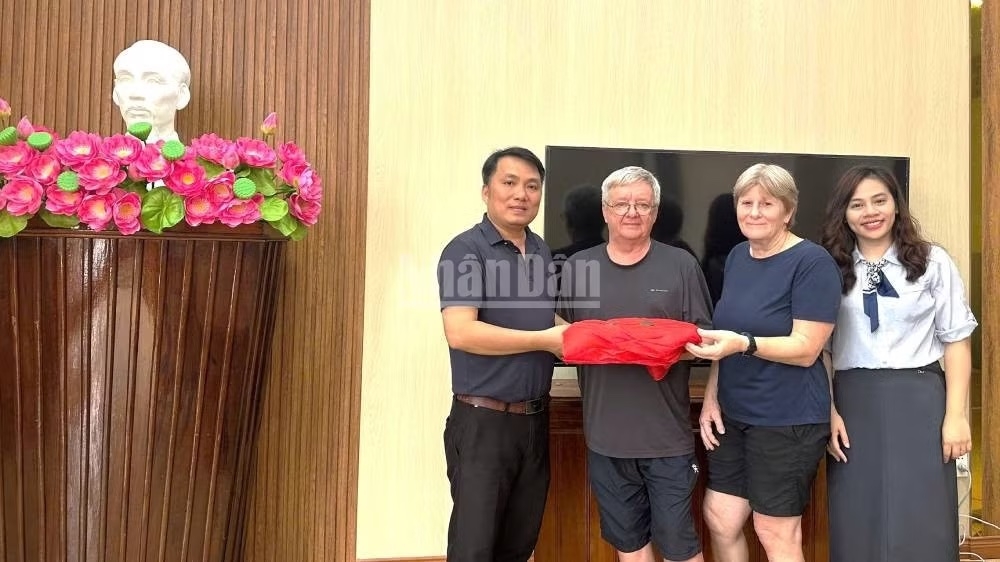 Dr. Howard Limbert and his wife donate stone axes discovered in En Cave to the Quang Tri Museum (Photo: nhandan.vn)