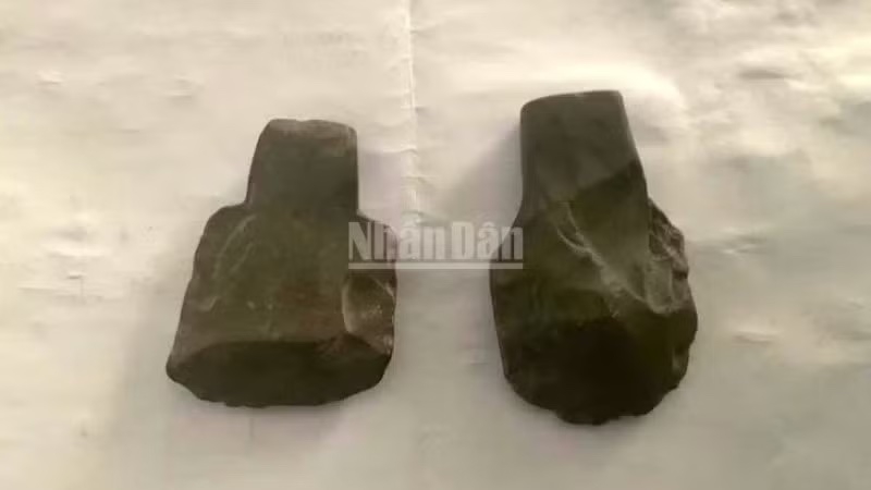 Prehistoric stone axes are discovered in En Cave at Phong Nha–Ke Bang National Park by a British expedition team (Photo: nhandan.vn)