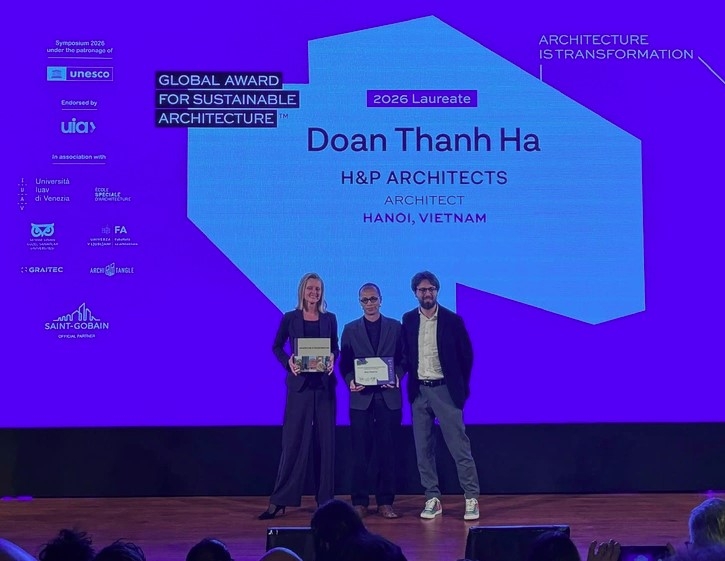 Vietnamese architect Doan Thanh Ha (C) wins 2026 Global Award for Sustainable Architecture. (Photo of Doan Thanh Ha)