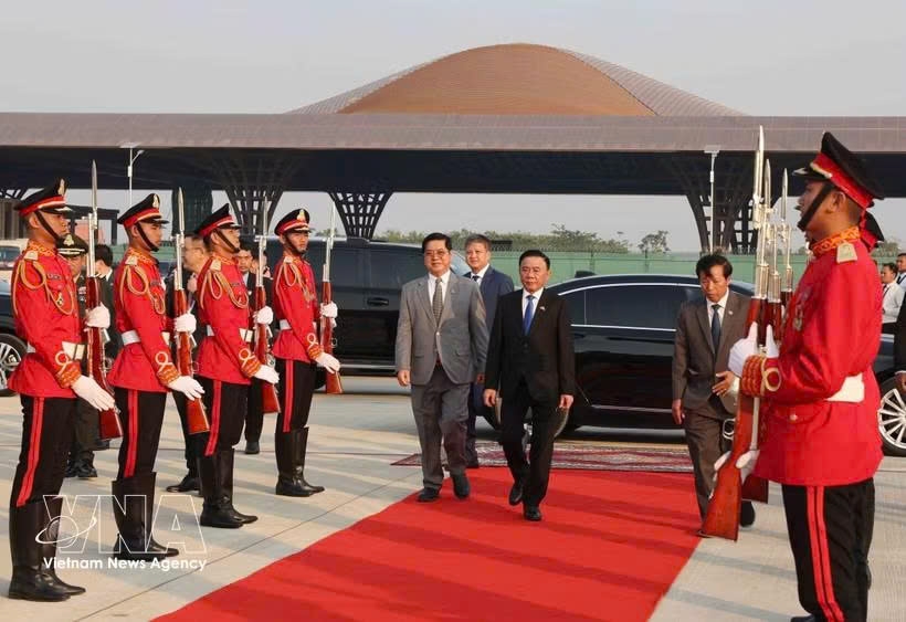 Permanent member of the Communist Party of Vietnam (CPV) Central Committee’s Secretariat Tran Cam Tu departs Techo Airport for home. (Photo: VNA)