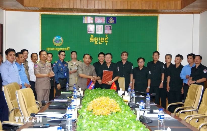 The Steering Committee 515 of Dak Lak province and the Mondulkiri Special Task Committee sign an agreement at the talks.