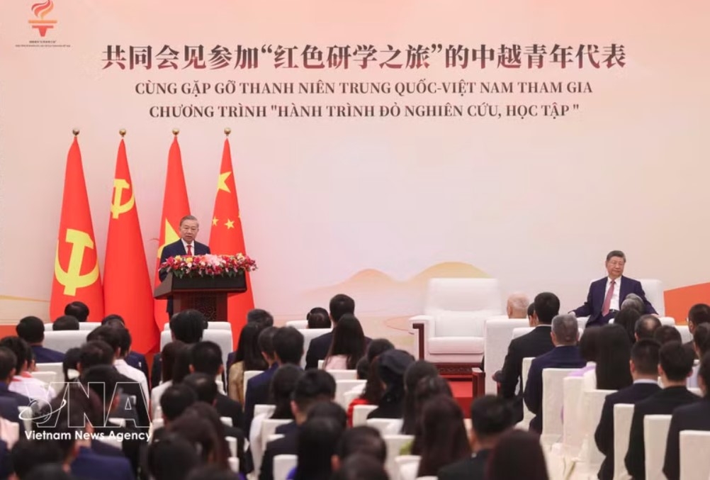 Party General Secretary and State President To Lam addresses the meeting with the two countries’ youth participating in the “Red Study Tour” programme on April 15. (Photo: VNA)