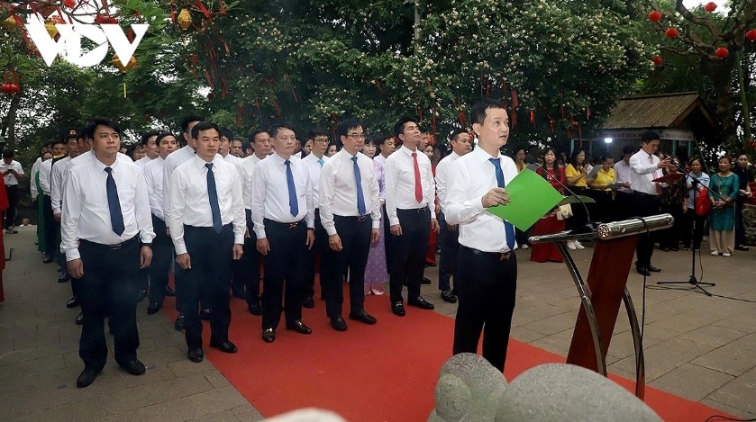 Communes and wards across the province offer incense in tribute to the Hung Kings.