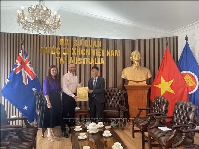 Glenn Mathews and his wife hand over the diary of Vietnamese martyr Vo Van Cong to Minister Counsellor Nghiem Xuan Hoa, representing the Embassy of Vietnam in Australia