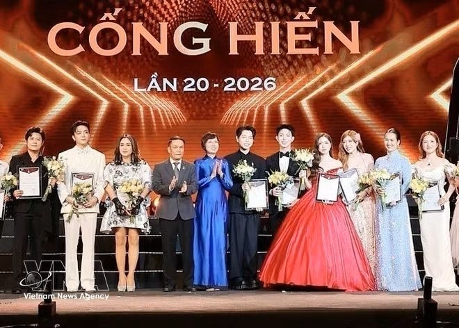 VNA General Director Vu Viet Trang, who is also VIce Chairwoman of the Party Central Committee’s Commission for Information, Education and Mass Mobilisation; and Standing Vice Chairman of the Vietnam Journalists Association Nguyen Duc Loi present certificates honouring the Top 5 excellence in music in 2026.