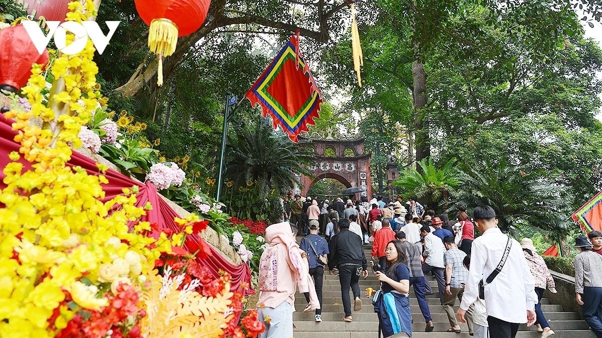 Crowds from across the country gather at the Hung Kings Temple complex in Phu Tho province to offer incense in tribute to the nation’s founders