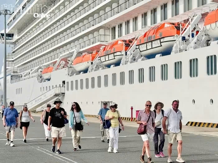 Passengers from the Oceania Riviera disembark at Cam Ranh International Port to begin their visit to Khanh Hoa  (Photo: baokhanhhoa.vn)