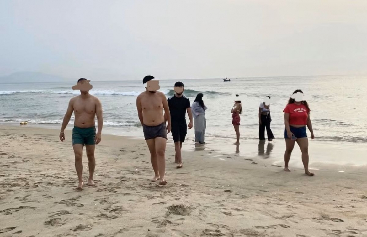Two Indian tourists narrowly escape after being swept away by waves in Da Nang (Photo: N.C/tienphong.vn)