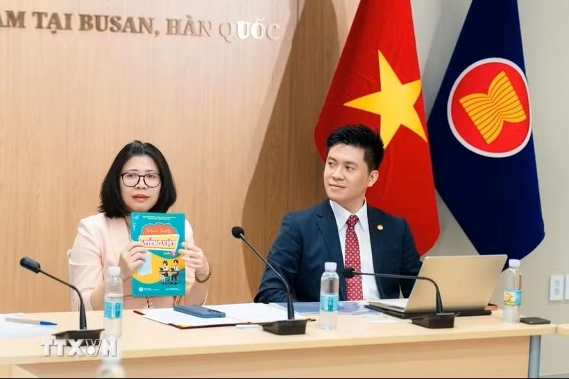 Consul General Doan Phuong Lan (L) introduces the book at the event
