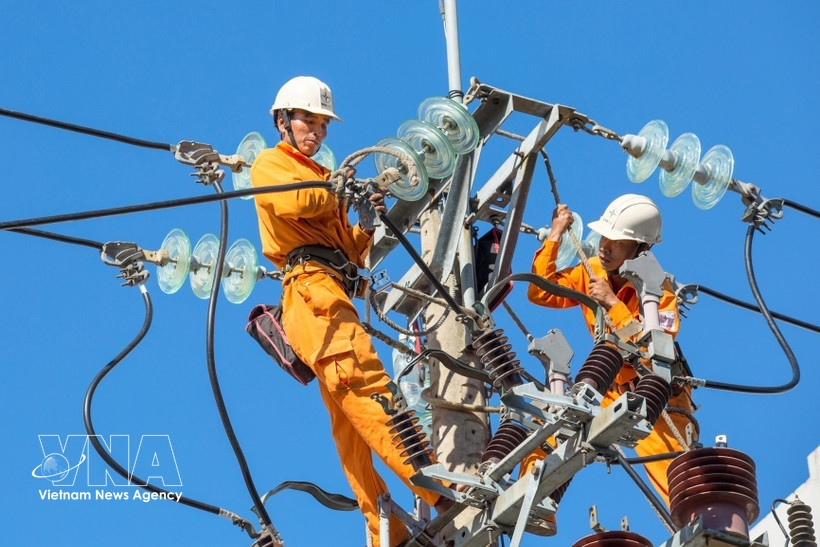 Workers inspect and repair power lines to ensure safe and continuous power supply in the central provinces