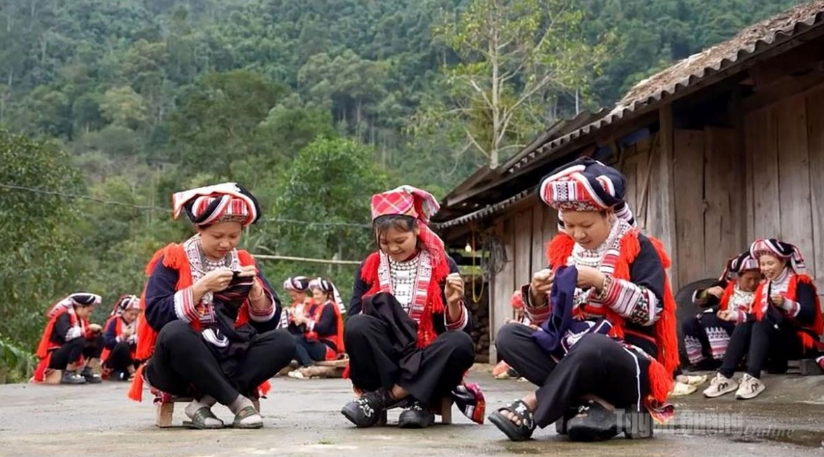 Red Dao women in Tien Nguyen commune uphold the traditional embroidery craft. (Photo: baotuyenquang.com.vn)