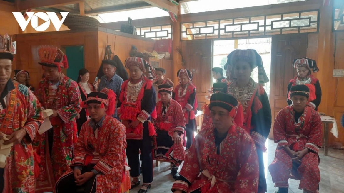 Participants wear traditional costume at the coming-of-age ceremony. (Photo: Trieu Bien/ VOV-Northeast Region)