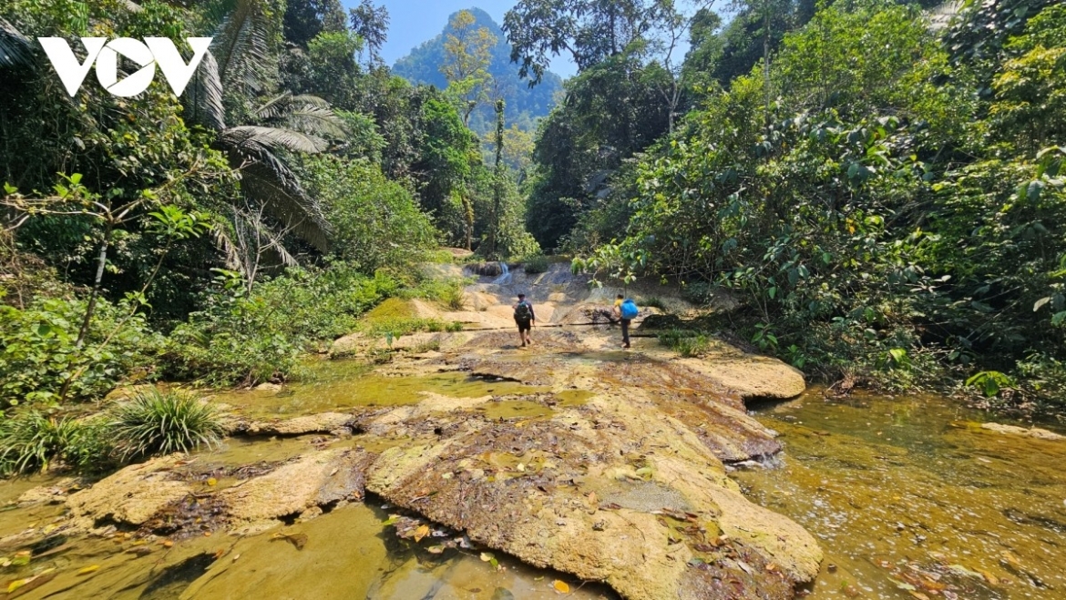 Expedition members move into Mo Roo Cave.