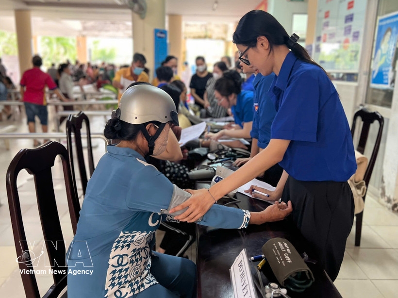 Volunteer young doctors are expected to provide free health screenings for around 10,000 residents (Photo: VNA)