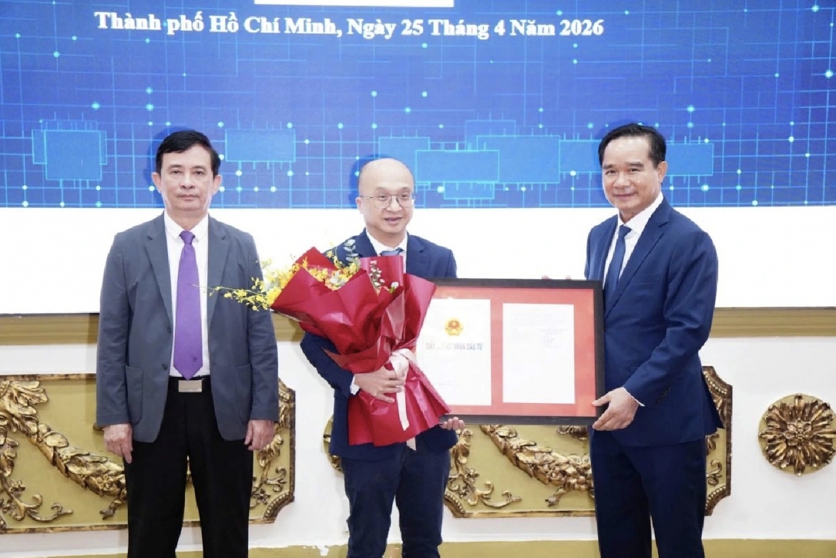 Chairman of the municipal People’s Committee Nguyen Van Duoc (R) presents investment registration certificate to a representative of the Tam Anh High-Tech Centre (Photo: A.D)