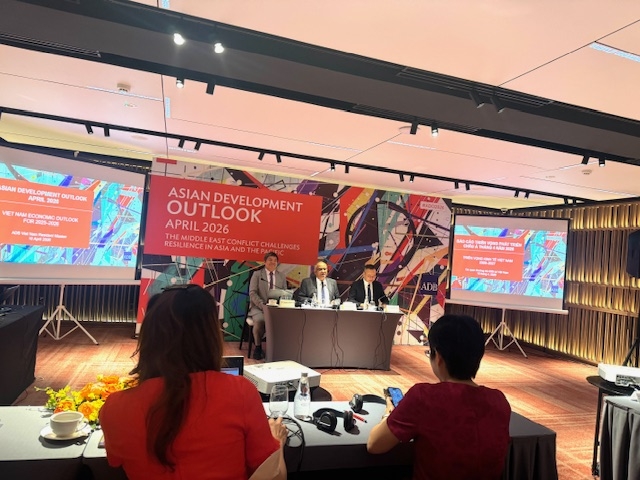 Overview of the press briefing in Hanoi on April 10