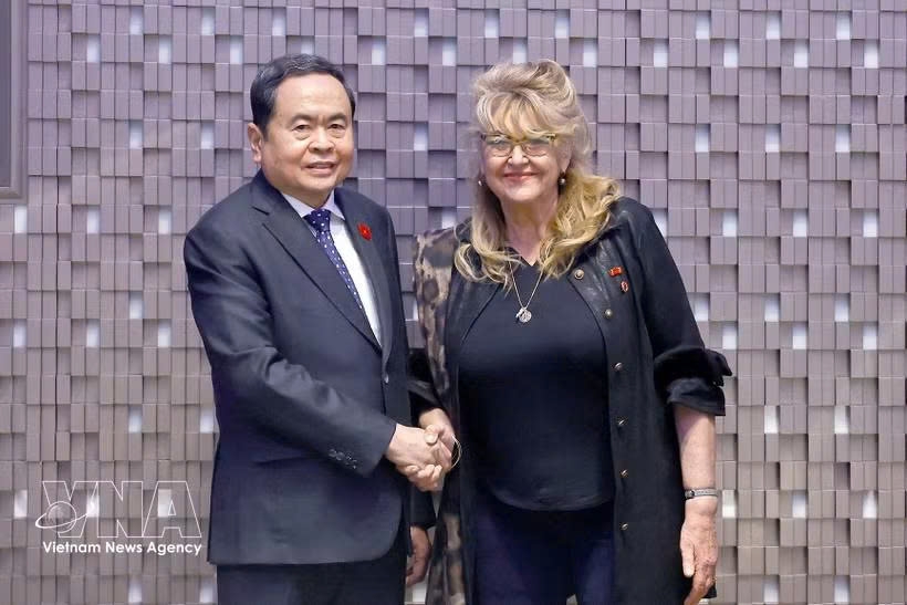 Chairman of the National Assembly (NA) Tran Thanh Man (L) receives Vietnam’s Honorary Consul in Torino Sandra Scagliotti (Photo: VNA)