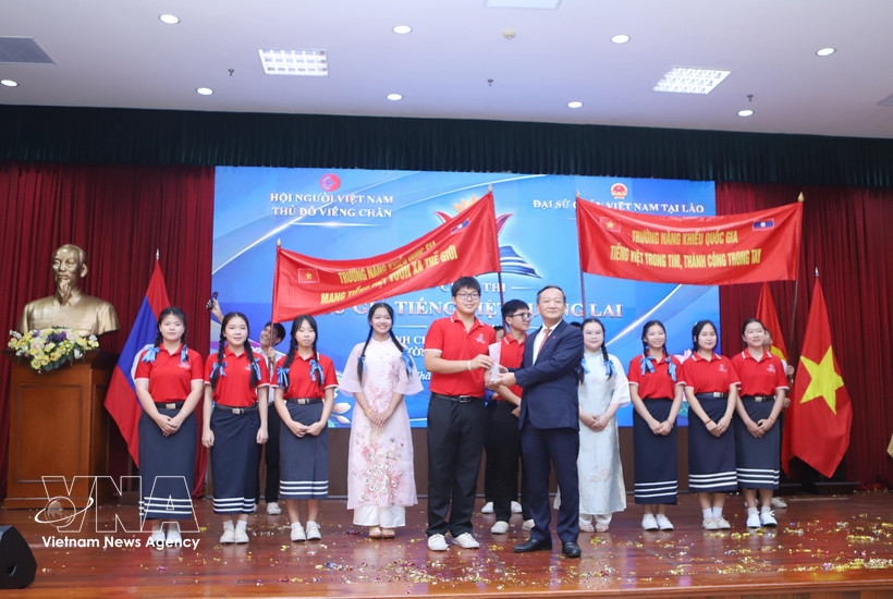 Ambassador Nguyen Minh Tam presents first prize to the team from the National University of Laos' School of Gifted and Ethnic Students at the contest