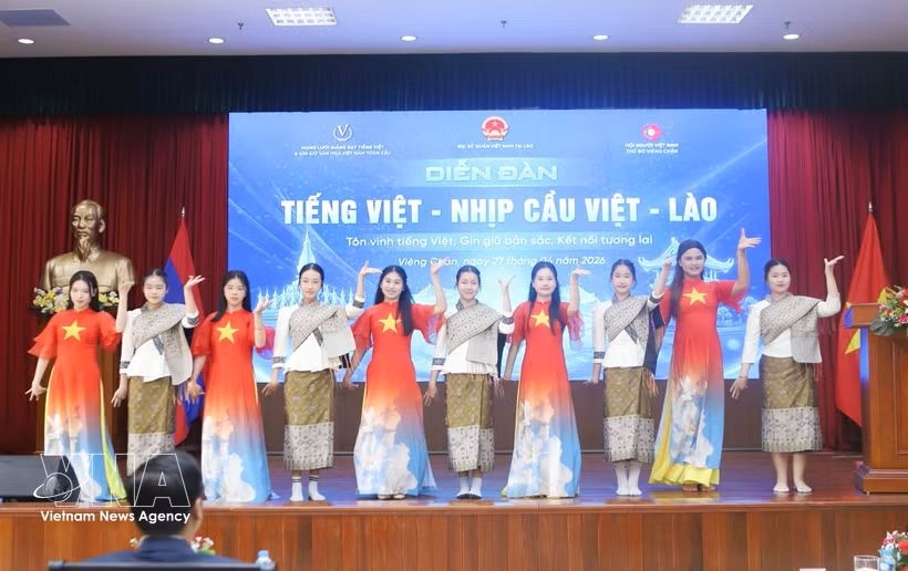 A performance showcases the special solidarity between Vietnam and Laos