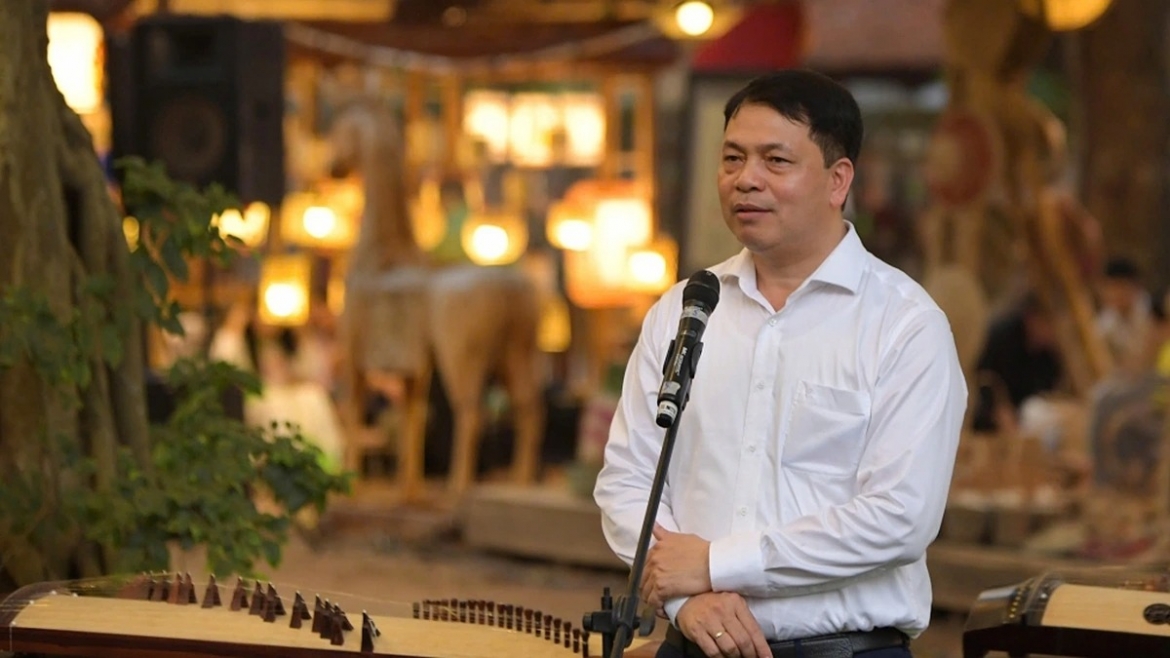 Le Xuan Kieu, Director of the Centre of Science and Culture Activities of the Temple of Literature, says each lantern is not only an exquisite handcrafted piece but also carries symbolic meaning, with light representing knowledge, philosophy and humanistic values passed down through generations.