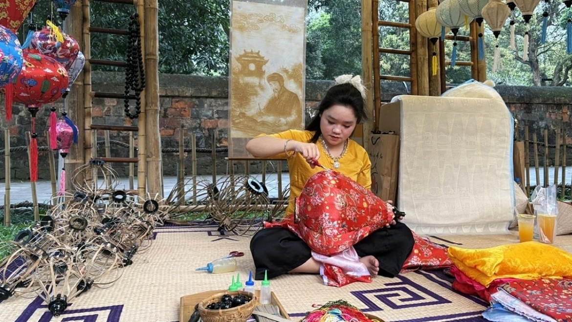The relic site is designed as a distinctive lantern art space, gathering artisans to make lanterns from familiar materials such as bamboo, silk and dó (poohnah) paper.