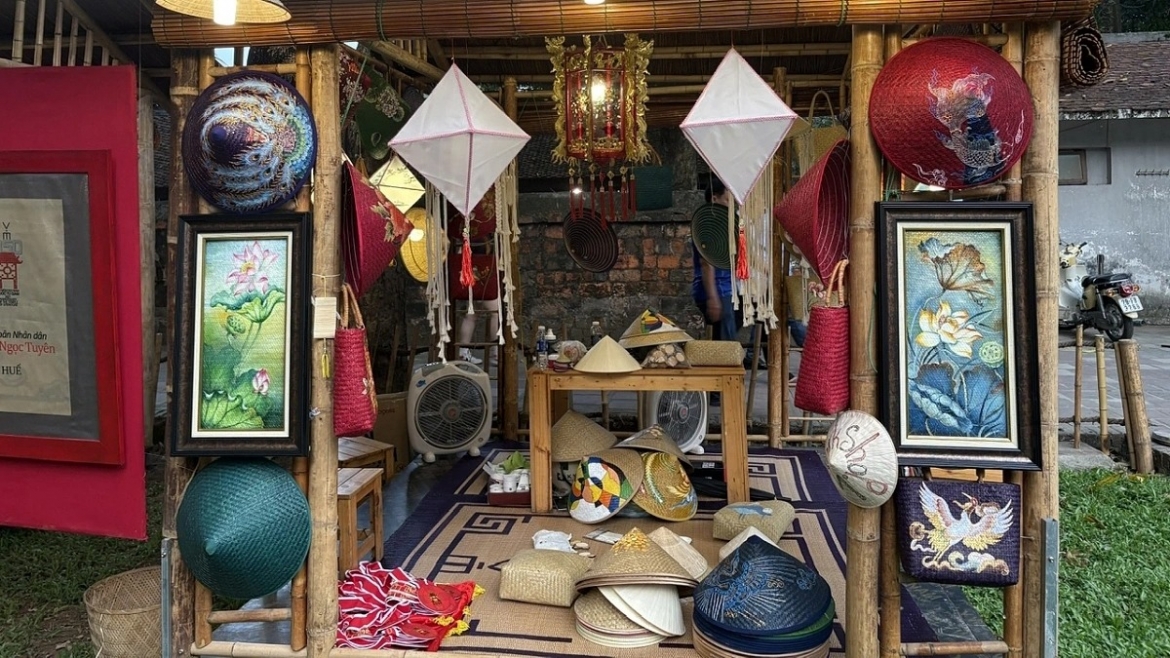 The vibrant lantern art space displays lanterns from craft villages nationwide such as Cao Vien village (Thanh Oai, Hanoi), Phu Vinh bamboo and rattan weaving village (Phu Nghia, Hanoi), and Kim Son sedge craft village (Ninh Binh).