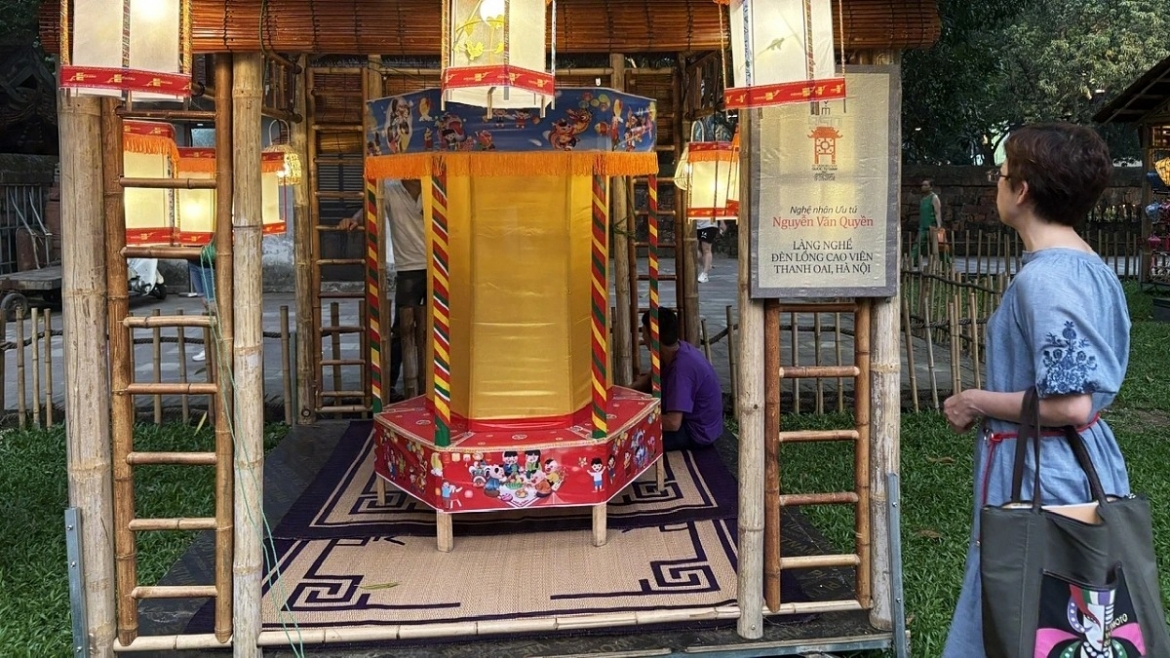 The event also showcases artworks by artisan Hoang Ngoc Tuyen (Hue), Bao La bamboo weaving village (Hue), Hai Duong lantern and conical hat facility (Hue), Dé Lantana lanterns (Hoi An), and Trong Binh Co Dang lantern facility (Ho Chi Minh City).