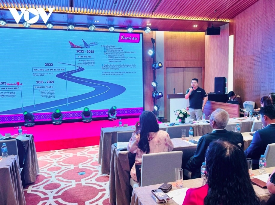 A representative of Batik Air in Vietnam speaks at the event.