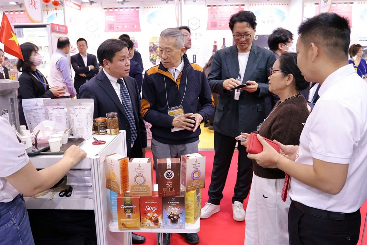 Malaysian buyers explore coffee products meeting Halal certification at a trade fair. (Photo: Ban Me Gold)