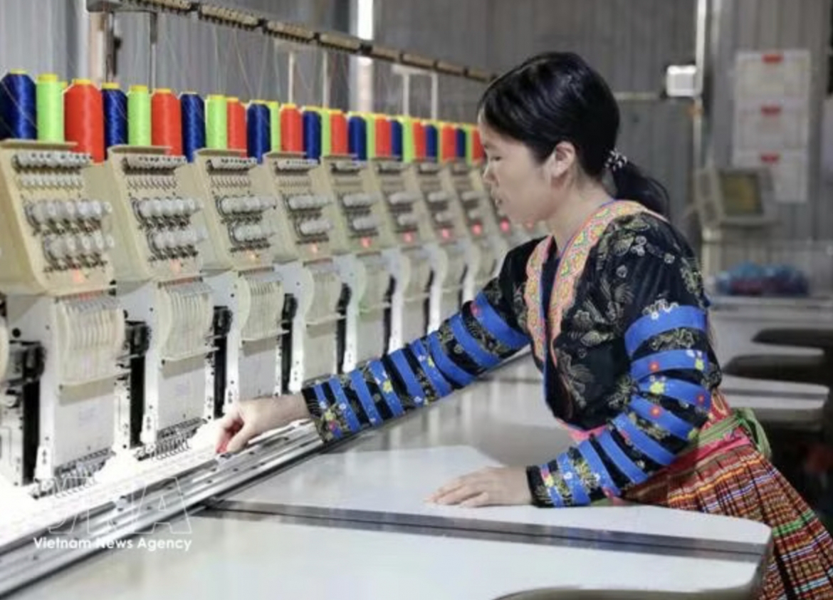 With access to preferential loans, Mua Thi La, a Mong ethnic minority woman from Ban My A village, has opened a workshop to make traditional ethnic costumes, creating jobs and stable income and gradually escaping poverty sustainably.