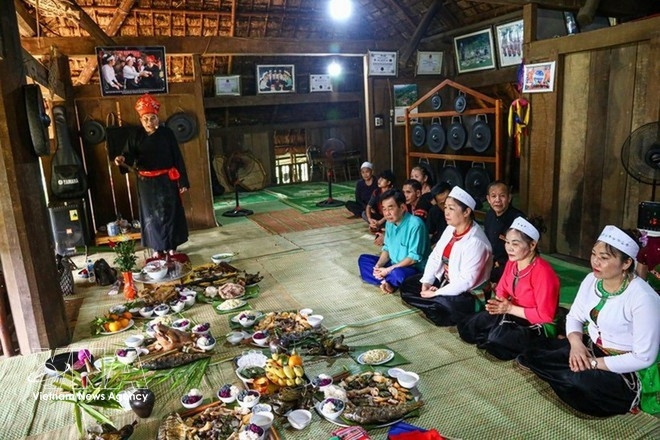 The kitchen-spirit worship ritual of Muong people