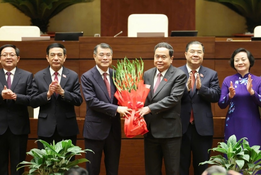 National Assembly Chairman Tran Thanh Man presents flowers to congratulate members of the Government for the 2026-2031 term.
