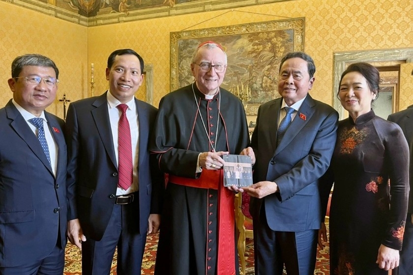 NA Chairman Tran Thanh Man (second, right) and his spouse pose for a photo with Vatican Secretary of State Cardinal Pietro Parolin 
