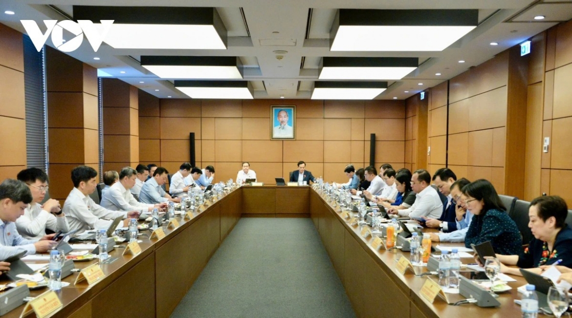 National Assembly Chairman Tran Thanh Man and other deputies during a goup discussion in Hanoi on April 9