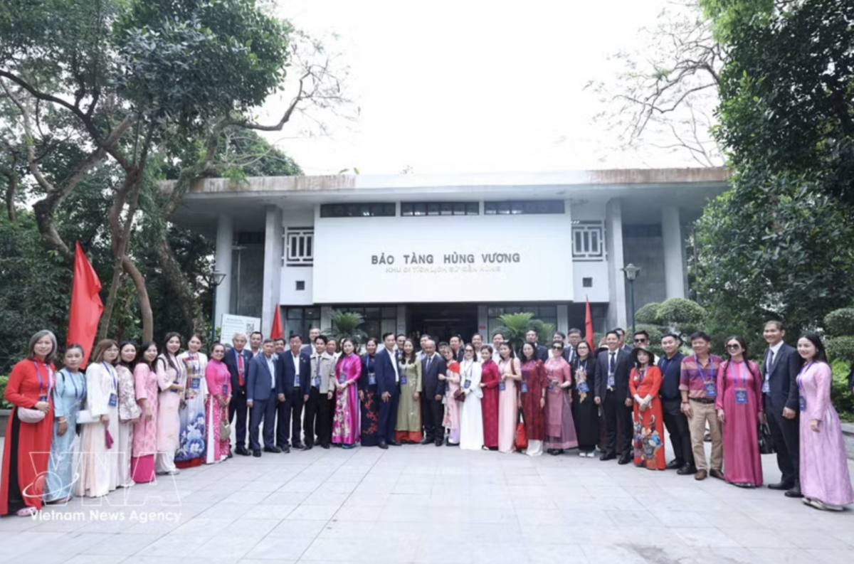 A delegation of 60 outstanding overseas Vietnamese from 20 countries and territories offer incense in tribute to the Hung Kings.