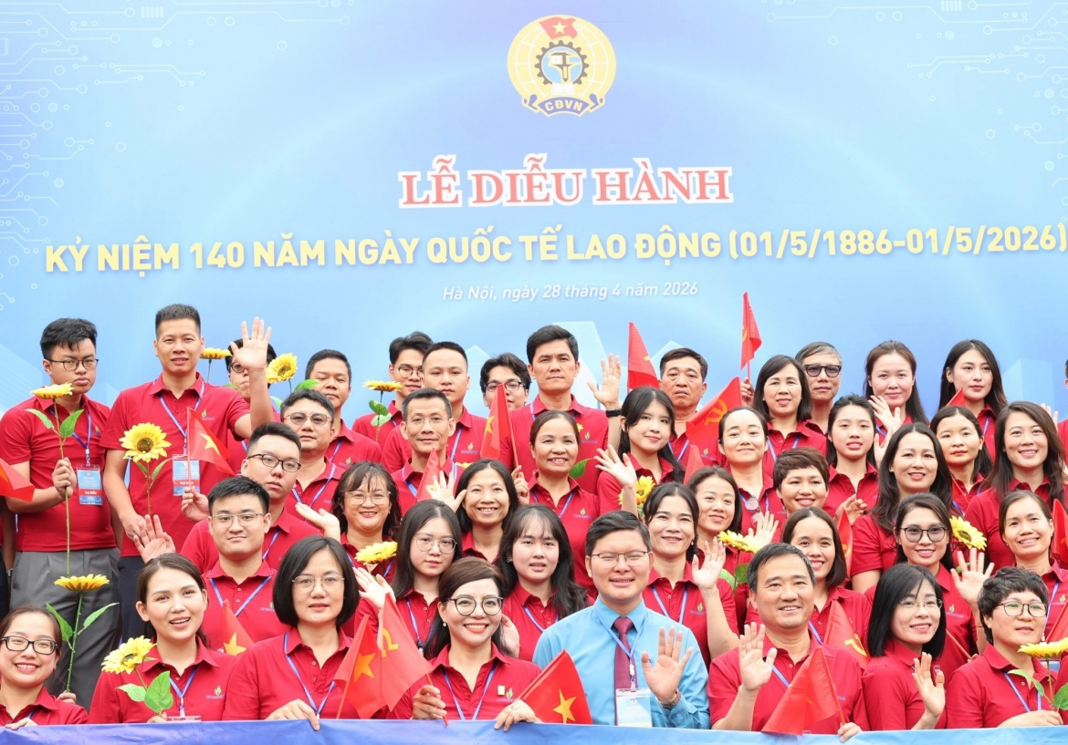 1,000 workers join a paradein Hanoi on April 28 to mark the 140th anniversary of International Workers' Day. (Photo: VGCL)