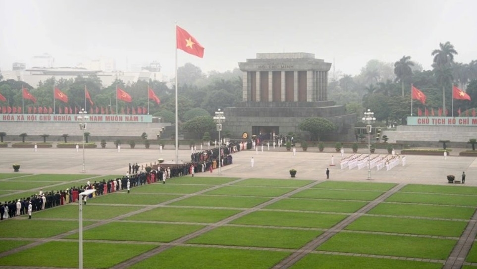 Party and State leaders and National Assembly deputies pay tribute to President Ho Chi Minh at his mausoleum ahead of the first session of the new National Assembly. (Photo: quochoi.vn)