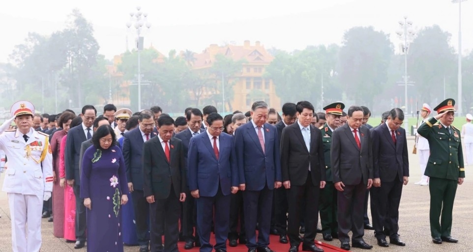 Party and State leaders and NA deputies bow in respect, paying tribute to President Ho Chi Minh and his contributions to national liberation, reunification and the building of a peaceful, independent and unified socialist Vietnam. (Photo: VNA)