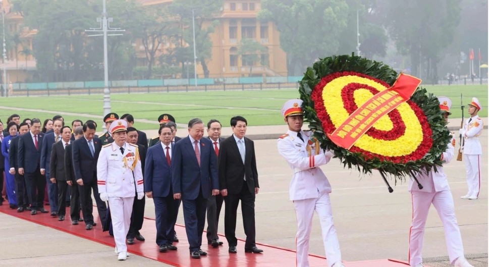 The wreath bears the inscription: “Forever grateful to President Ho Chi Minh- National Assembly of the Socialist Republic of Vietnam- First session.”