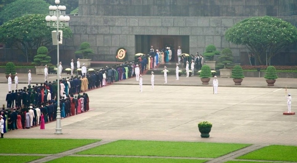 Deputies of the 16th National Assembly pay tribute to President Ho Chi Minh at his mausoleum.