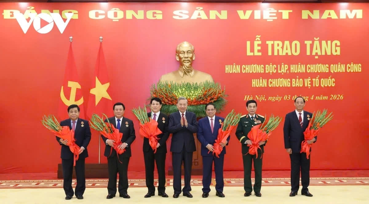 Party General Secretary To Lam presents high-level State decorations to senior leaders for their outstanding contributions to building the Vietnam People’s Army