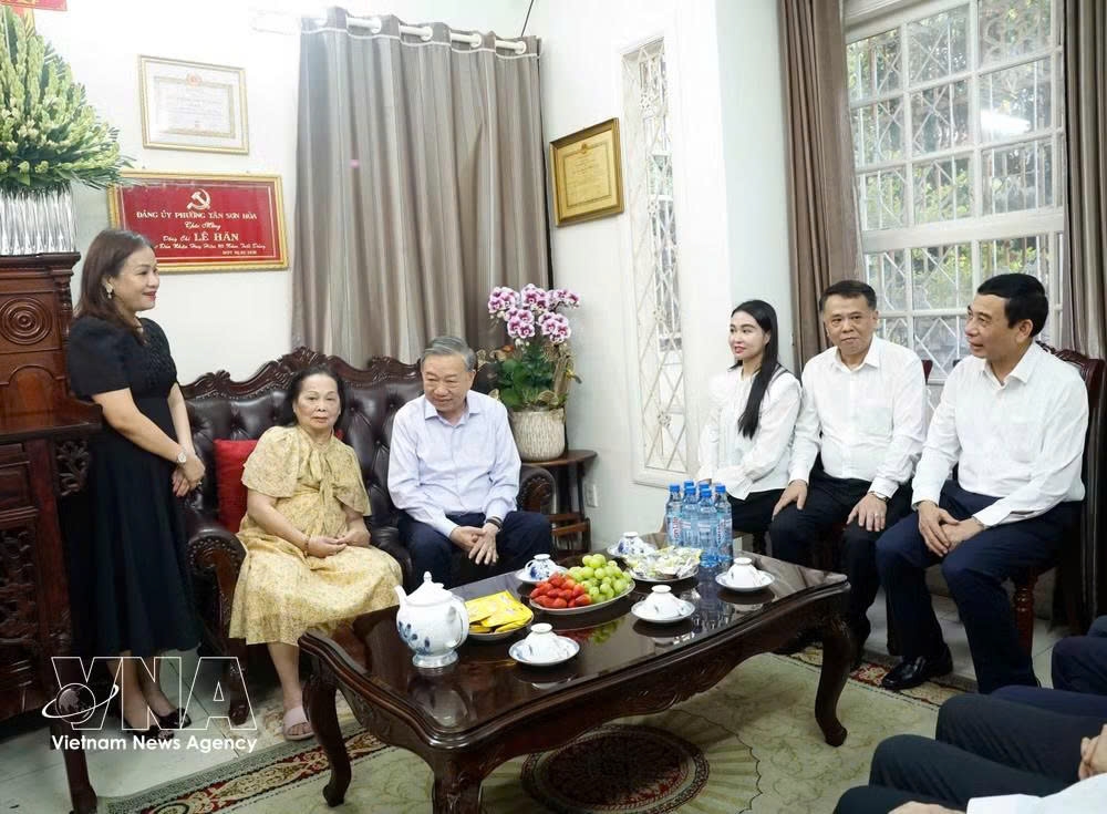 Party General Secretary, State President To Lam and his entourage visit and extend regards to the family of late General Secretary Le Duan. (Photo: VNA)