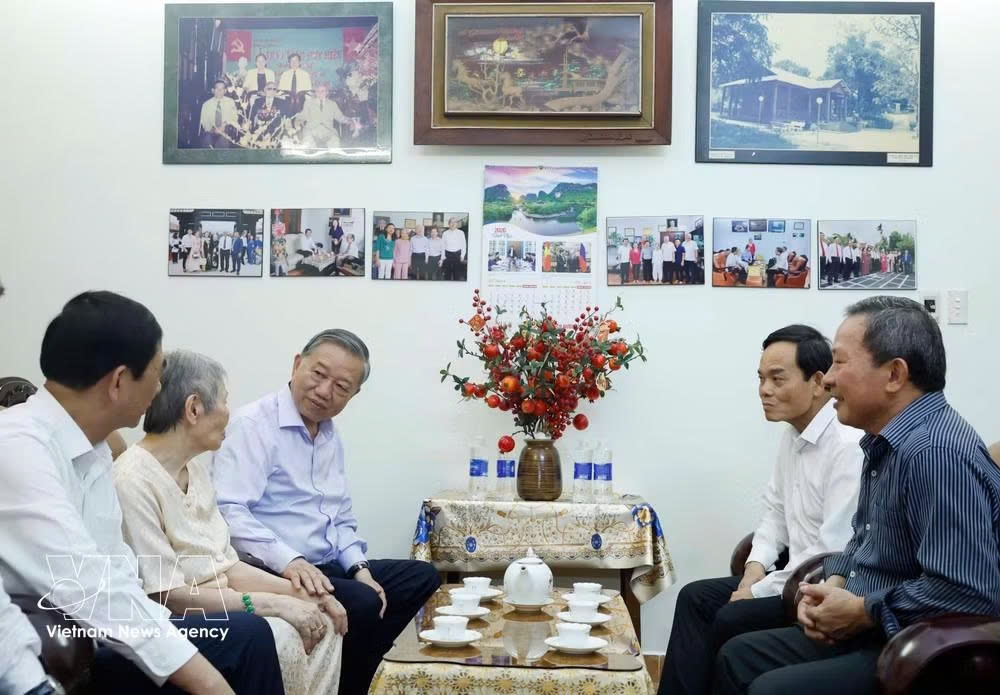 Party General Secretary, State President To Lam and his entourage visit and extend regards to the family of late Chairman of the Council of State Vo Chi Cong. (Photo: VNA)
