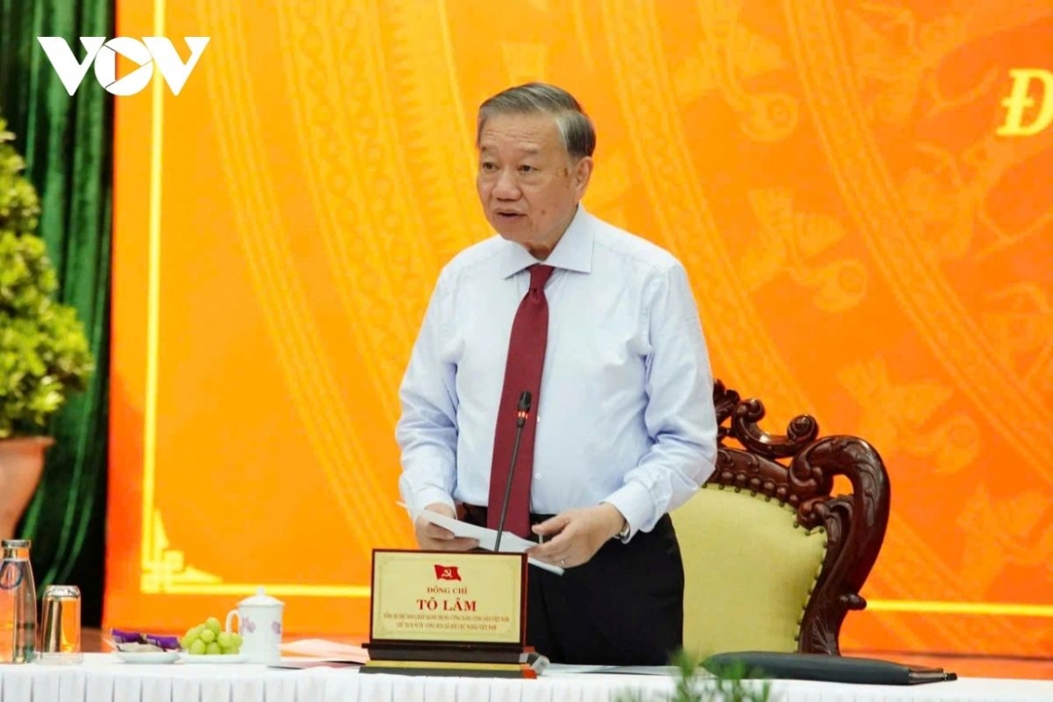 Party General Secretary and President To Lam urges Da Nang to shift to a tech- and AI-driven growth model, boosting innovation, digital infrastructure and high-value industries, during a working session with the Da Nang Party Standing Committee on April 25