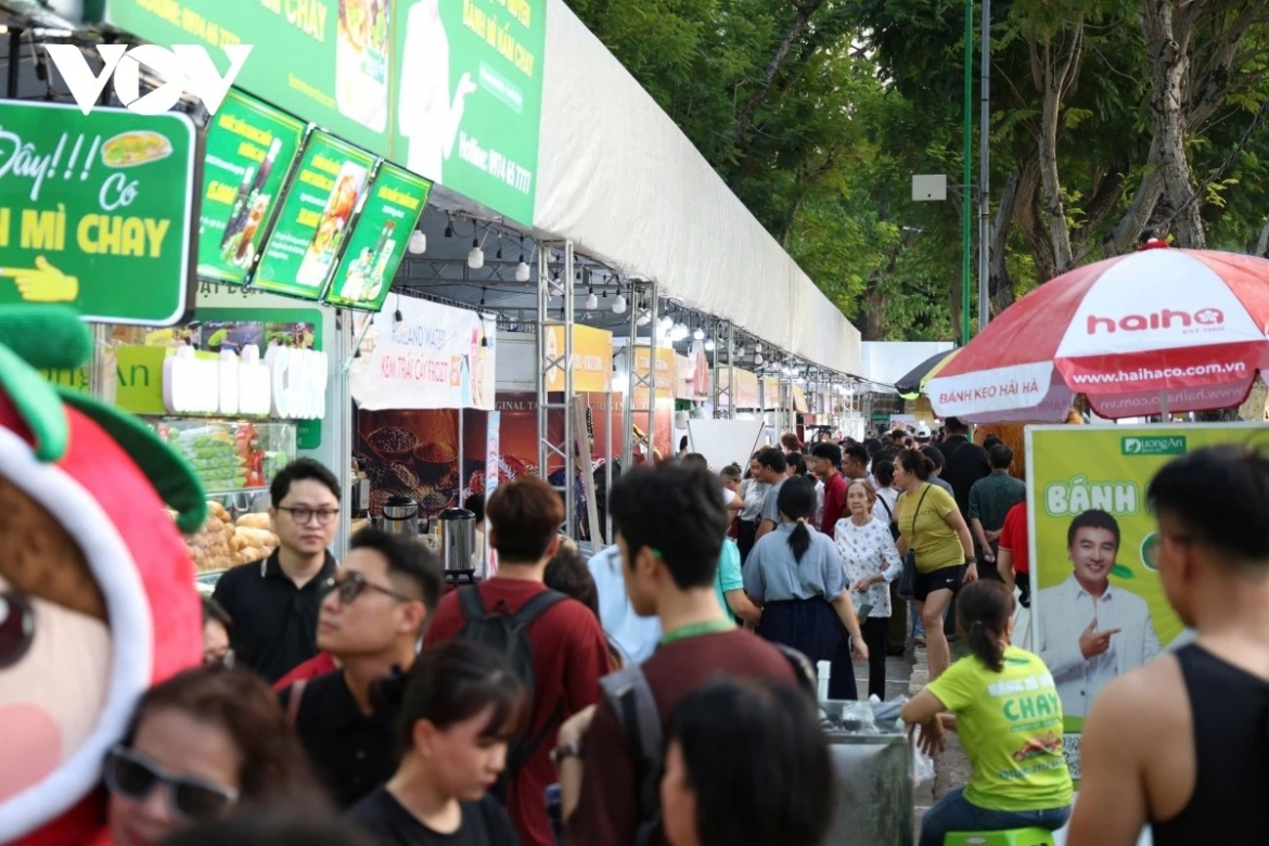 People flock to the festival to enjoy bánh mì