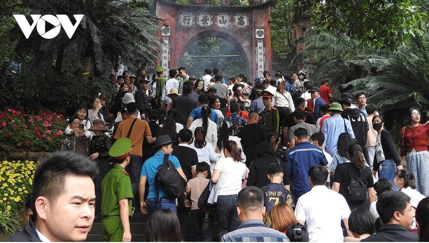 People offer incense at the temples in an orderly and respectful manner.