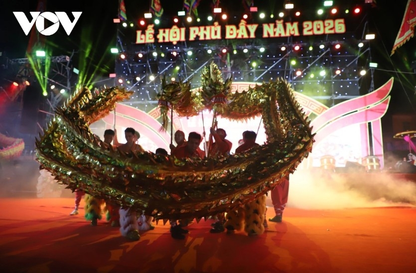 Leading are lion and dragon dance troupes, followed by village elders and ritual teams, and finally a stream of torchbearers moving along amid cheers and the lively sound of drums and gongs.