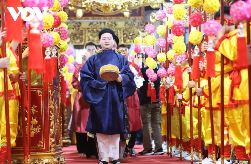 By day, Phu Day is solemn and ancient; by night, the torch procession turns it into a sea of fire. The flame, taken from the inner sanctuary of Phu Tien Huong, is believed to carry the light of the Mother Goddess.