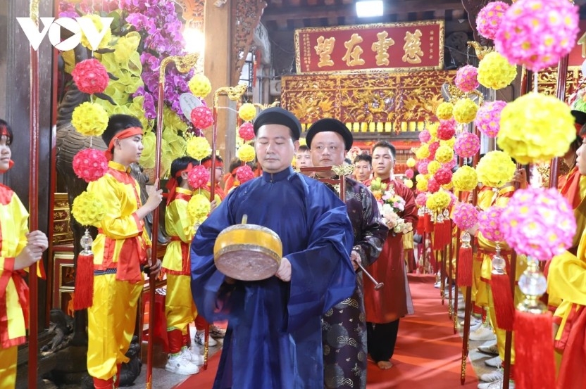 The procession, led by dragon and lion dances and bát âm (traditional eight-instrument ensemble) music, is followed by tens of thousands carrying blazing torches through temples across the complex.
